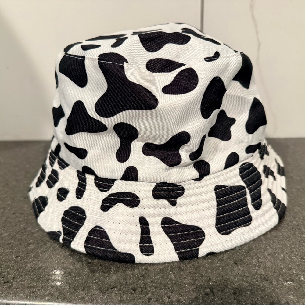 Black and White and REVERSIBLE Cow Patterned Bucket Hat Reversible and Like New
